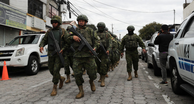 Soldados ecuatorianos se forman frente a la entrada de la cárcel del Inca. Foto: EFE