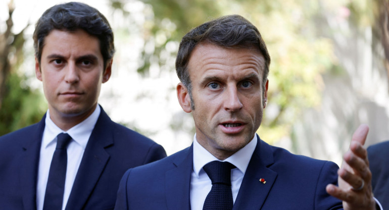 Gabriel Attal, nuevo primer ministro de Francia, junto a Emmanuel Macron. Foto: Reuters.