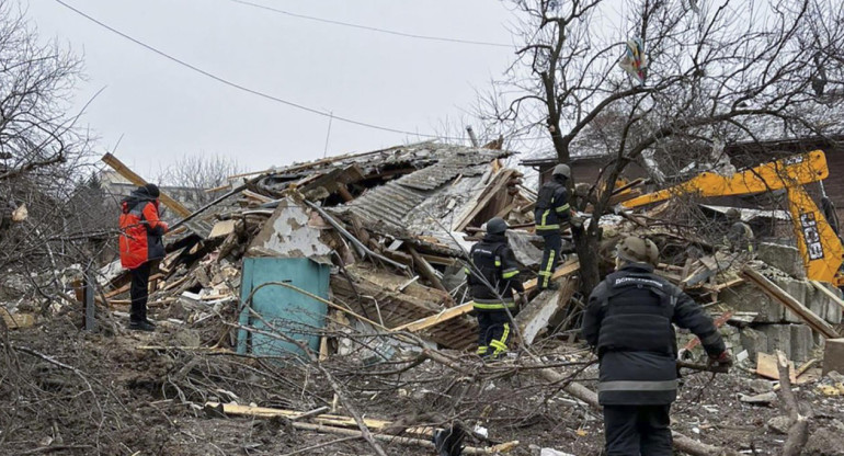Destrucción tras un ataque con cohetes rusos en la región de Járkov, Ucrania. Foto: EFE