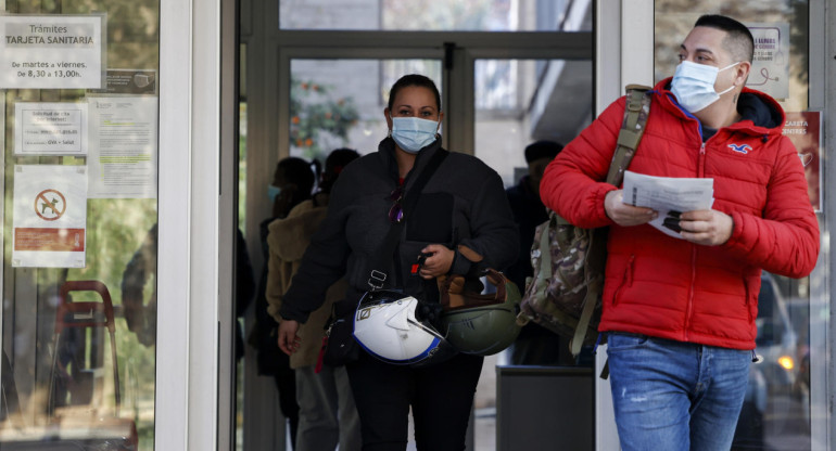 España impondrá el uso de la mascarilla en centros de salud por una nueva ola de gripe. Foto: EFE