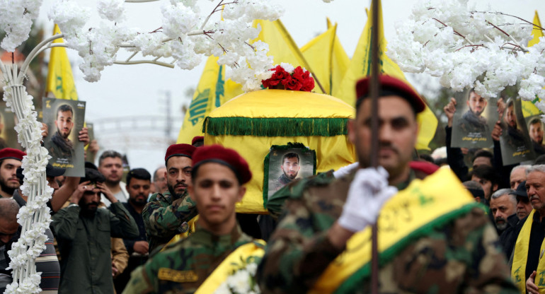 El funeral de un miembro de Hezbollah asesinado. Foto: Reuters