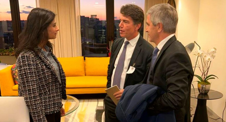 Nicolás Posse y Luis Caputo junto a funcionarios del FMI. Foto: @GitaGopinath