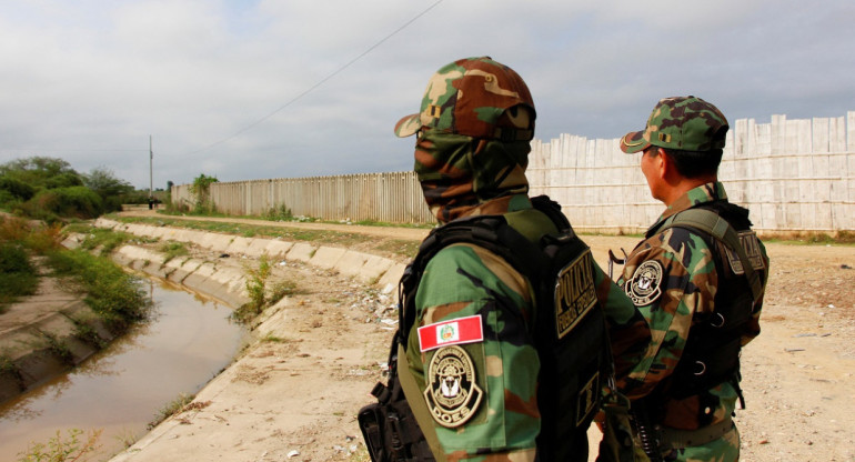 Las Fuerzas Armadas de Perú vigilan la frontera con Ecuador. Foto: Reuters