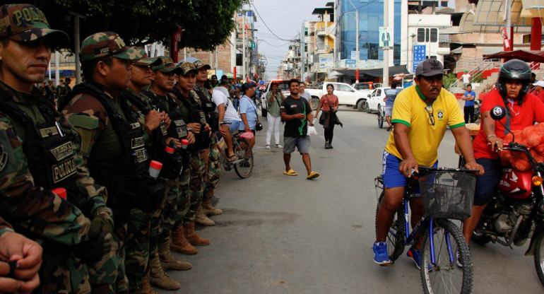 Las Fuerzas Armadas de Perú vigilan la frontera con Ecuador. Foto: Reuters