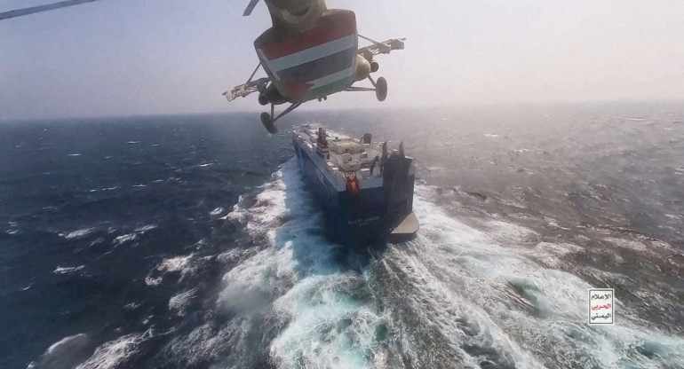 Un helicóptero militar hutí sobrevuela un buque. Foto: Reuters