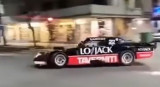 Trompos de Marcos Di Palma con un auto de TC en el centro de Pergamino. Foto: Captura de video.