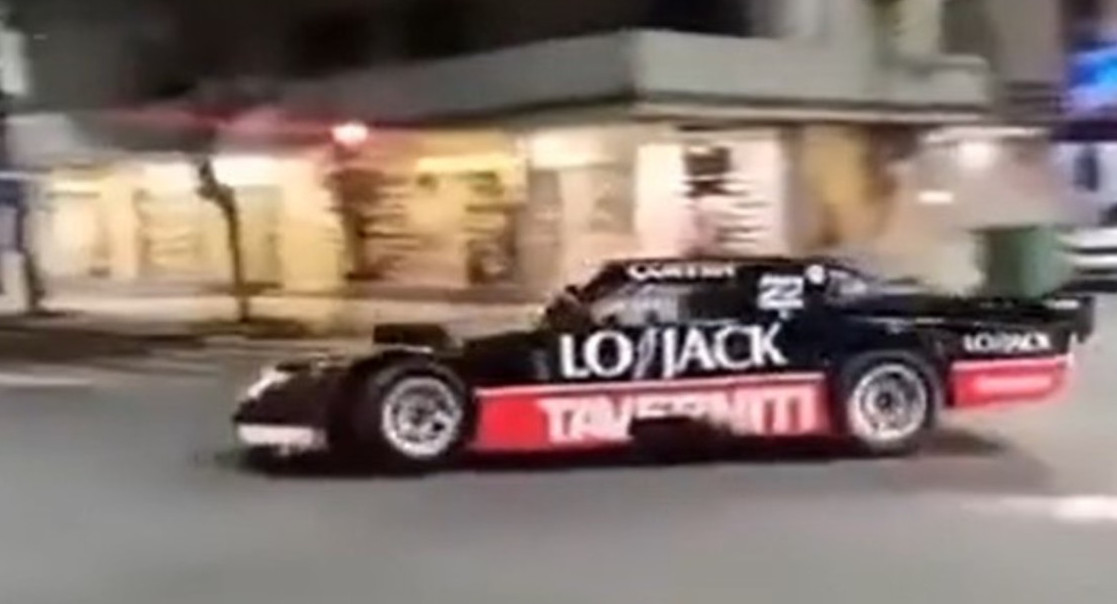 Trompos de Marcos Di Palma con un auto de TC en el centro de Pergamino. Foto: Captura de video.