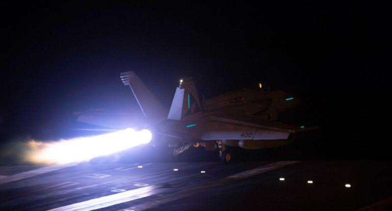 Un avión de las Royal Air Force participa en un ataque contra objetivos hutíes en Yemen. Foto: EFE.