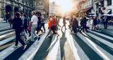 Gente en la calle. Foto: Unsplash.