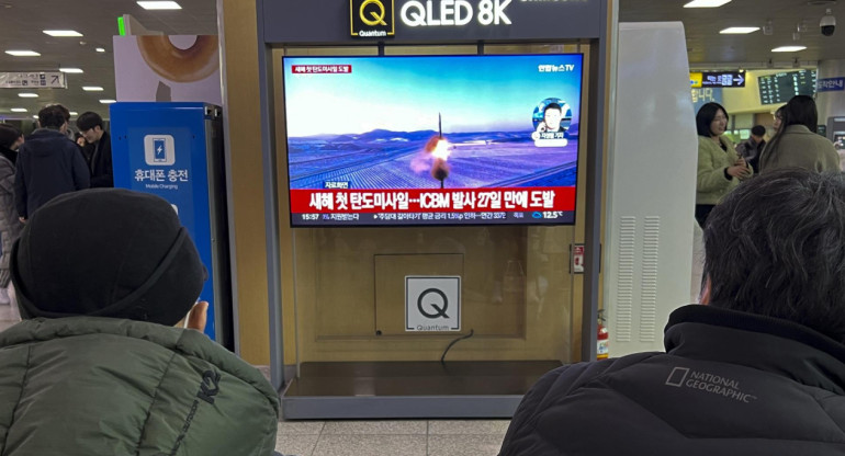 Corea del Norte lanza un misil balístico de rango intermedio al mar de Japón. EFE
