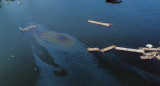 Contaminación en el puerto de Acapulco a 80 días del huracán Otis. Foto: EFE