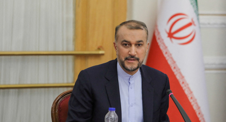 El Ministro de Asuntos Exteriores de Irán , Hossein Amir-Abdollahian, habla en la cumbre de OANA en Teherán. Foto: Reuters