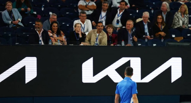 Cruce de Djokovic con un espectador en el Abierto de Australia. Foto: NA.
