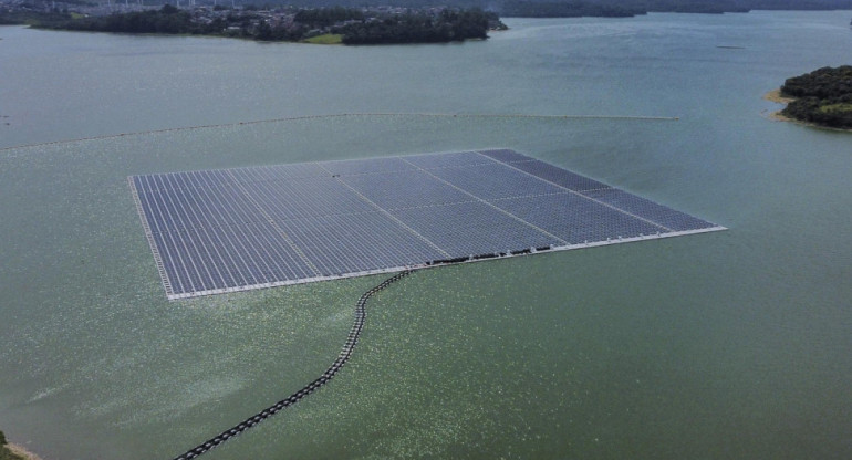 Inauguran la mayor central solar flotante de Brasil con 10.000 paneles. EFE