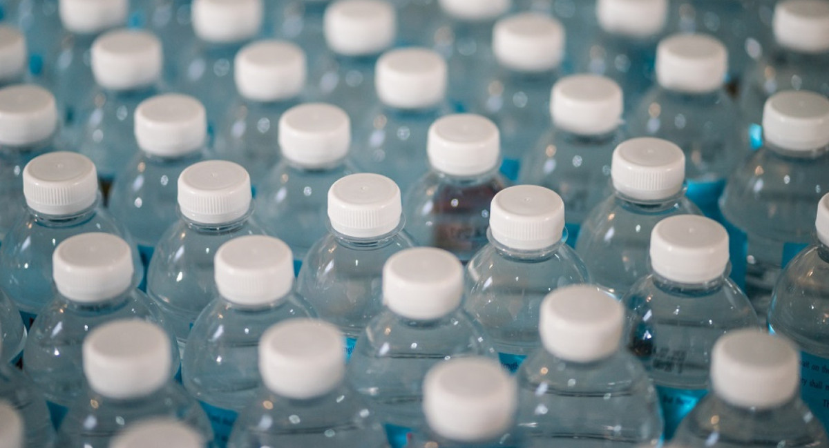 Botellas de agua. Foto: Unsplash.