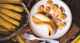 El consumo diario de banana tiene sus pros y contras. Foto: Unsplash.