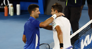 Novak Djokovic y Tomás Etcheverry en el Abierto de Australia. Foto: REUTERS.