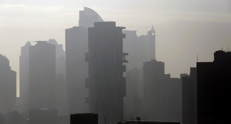 Nube tóxica cubre parte de la capital de Panamá. Foto: EFE