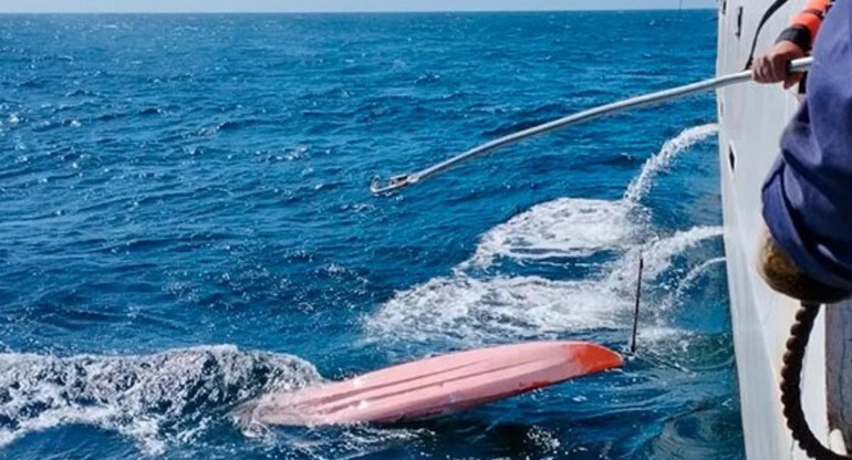 Encontraron el kayak de los dos pescadores desaparecidos en Cariló. NA