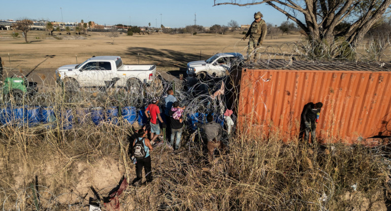 Migrantes cruzan hacia Texas. Foto: Reuters