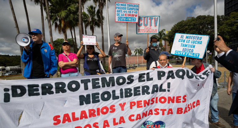 Marcha de trabajadores estatales en Venezuela. Foto: EFE.