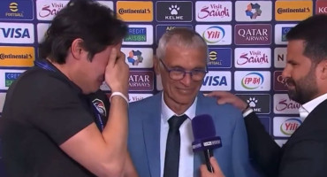 Héctor Cúper y la emoción de su traductor y un periodista tras el triunfo de la Selección de Siria en Copa de Asia. Foto: Captura de video.