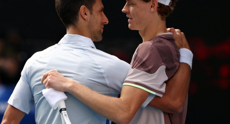 Jannik Sinner y Novak Djokovic en el Abierto de Australia. Foto: REUTERS.