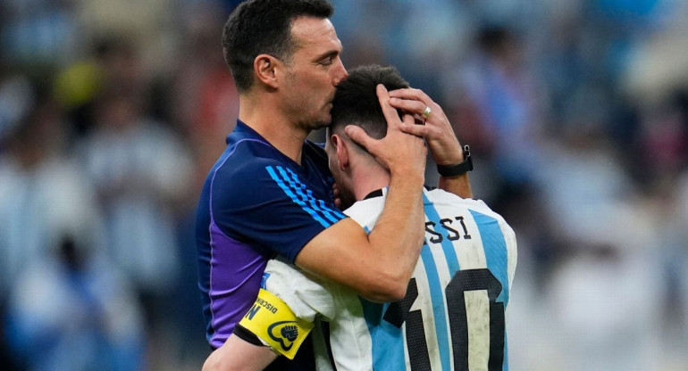 Lionel Scaloni y Lionel Messi. Foto: EFE