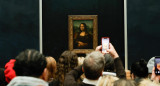 Visitantes toman fotografías de la Mona Lisa del pintor italiano Leonardo Da Vinci en el Museo del Louvre en París, Francia. EFE