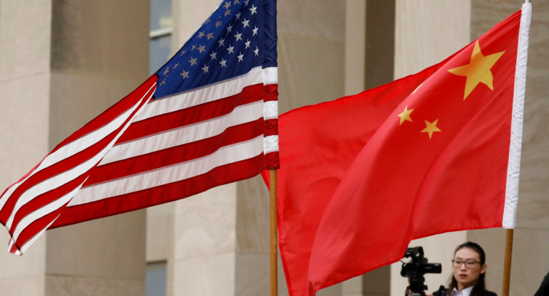 Las banderas de China y EEUU, en el Pentágono. Foto: Reuters