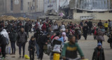 Los palestinos desplazados internos pasan junto a los tanques israelíes después de que el ejército israelí dijera a los residentes del campamento de Khan Yunis que abandonaran sus hogares. Foto: EFE