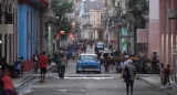 Transeúntes pasean por una calle de la Habana Vieja en Cuba. Foto: Reuters