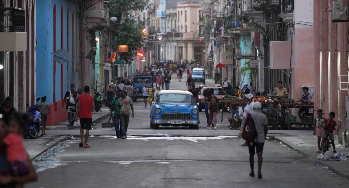 Transeúntes pasean por una calle de la Habana Vieja en Cuba. Foto: Reuters