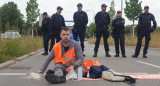 Activistas climáticos alemanes se pegan al piso. Foto: Letzte Generation