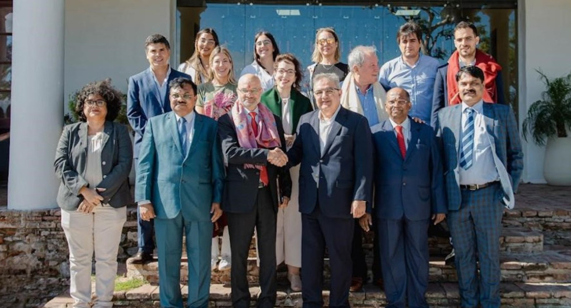 Dinesh Bathia, embajador argentino en India, junto a Raúl Jalil con los directivos de las empresas mineras KABIL y CAMYEN
