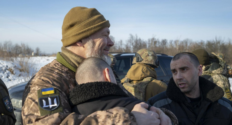 Prisioneros ucranianos fueron liberados por Rusia en un intercambio. Foto: EFE.