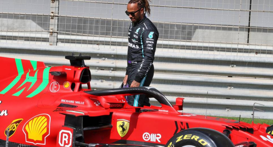 Lewis Hamilton con el auto Ferrari.