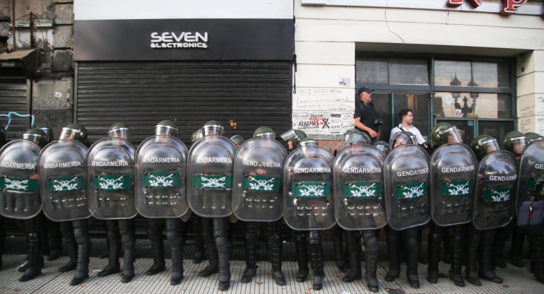 Presencia policial en el Congreso durante el tratamiento de la Ley Ómnibus. Foto: NA.