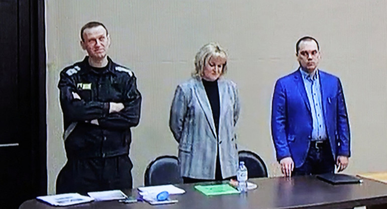 Alexéi Navalny junto a sus abogados. Foto: Reuters