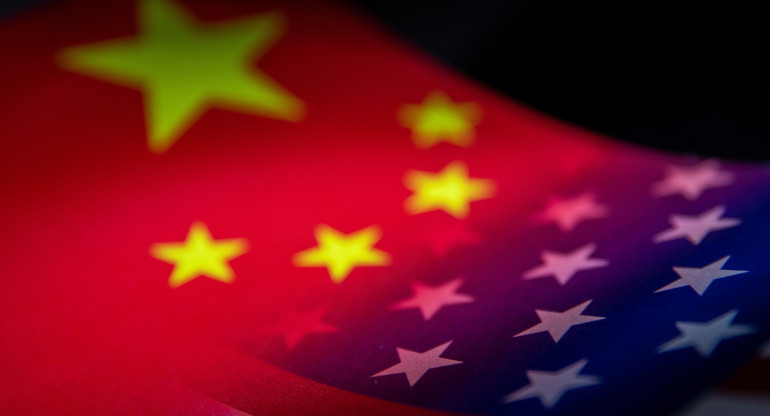 Foto ilustrativa de las banderas de China y EEUU. Reuters