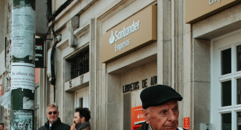El Banco Santander se acerca a su mayor caída en el Ibex en los últimos 10 meses por transacciones con Irán. Foto: Pexels