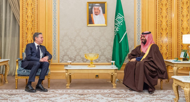 La reunión entre Antony Blinken y Mohammed bin Salmán. Foto: Reuters.