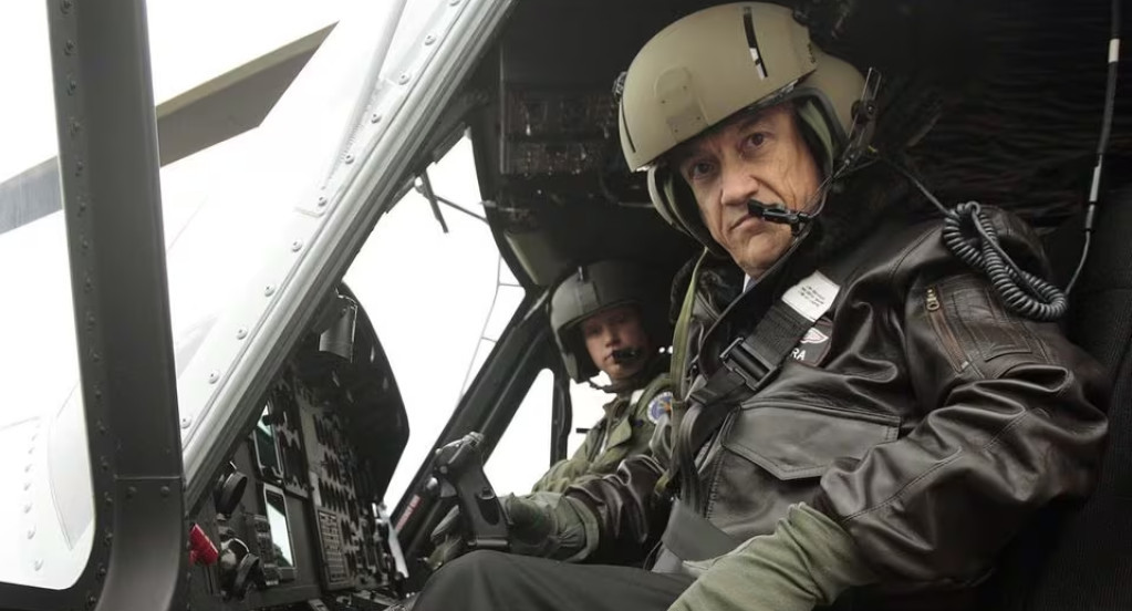 Piñera pilotando un helicóptero. Foto: EFE