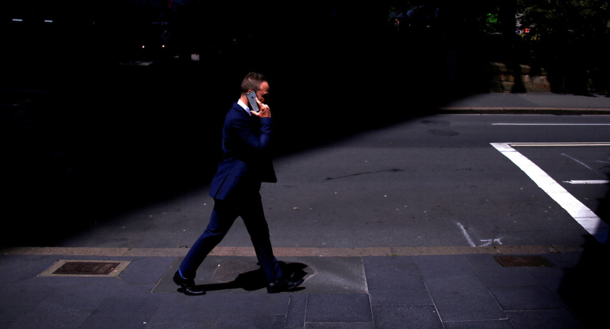 Hombre hablando por teléfono por las calles de Sídney. Foto: REUTERS.
