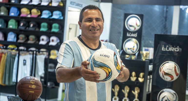 Silvio Velo con la pelota que lleva su nombre. Foto: Prensa.