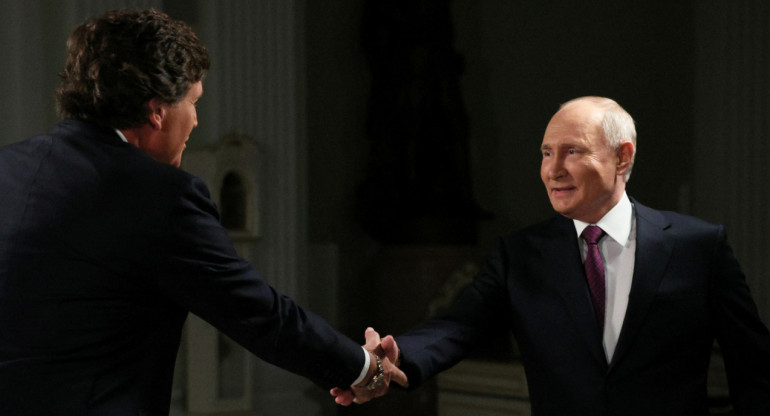 Vladimir Putin y Tucker Carlson. Foto: Reuters