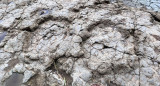 Huellas de dinosaurios en la playa Griega de Colunga. Foto de archivo: Alamy