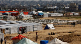 Palestinos refugiados en Rafah, frontera con Egipto. Foto: REUTERS.