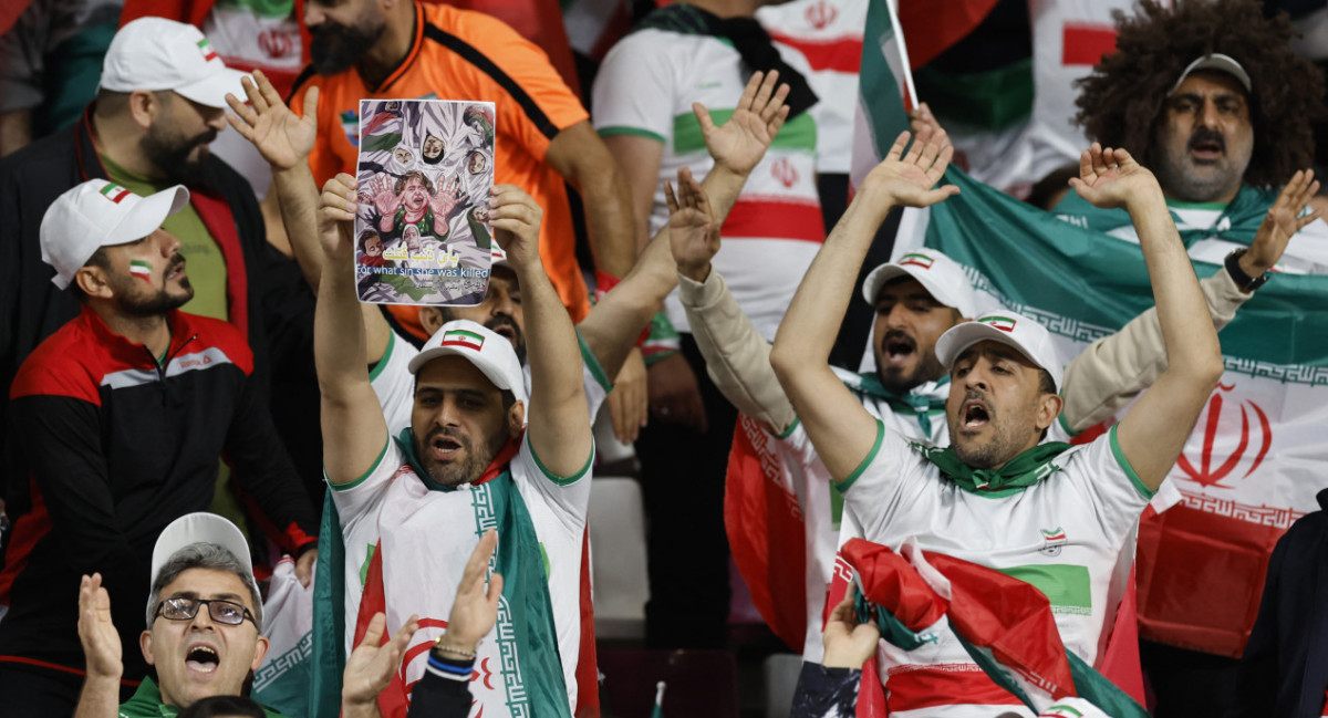 Un fanático de la Selección iraní muestra un cartel en apoyo a Palestina. Foto: Reuters