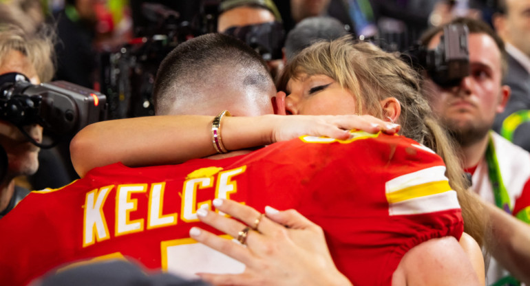 Travis Kelce festejó el Super Bowl con Taylor Swift. Foto: Reuters.
